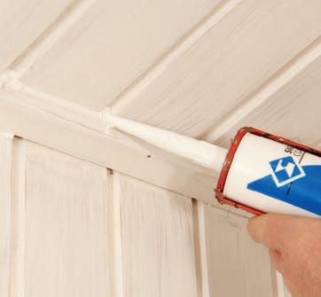 Maling af listeloft: Fyld akrylfugemasse i hullerne Maling af listeloft: Fyld akrylfugemasse i hullerne